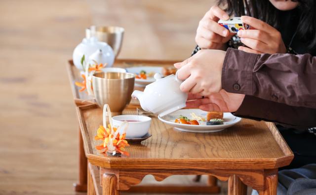 Participants take part in a royal cuisine experience during the special program “Yuju Spring in the Saenggwabang” at the Saenggwabang kitchen inside Gyeongbokgung Palace in Seoul on April 29 2026 AJP Yoo Na-hyun 20260429

