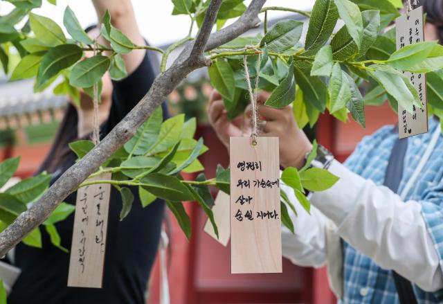 Participants take part in a royal cuisine experience during the special program “Yuju Spring in the Saenggwabang” at the Saenggwabang kitchen inside Gyeongbokgung Palace in Seoul on April 29 2026 AJP Yoo Na-hyun 20260429

