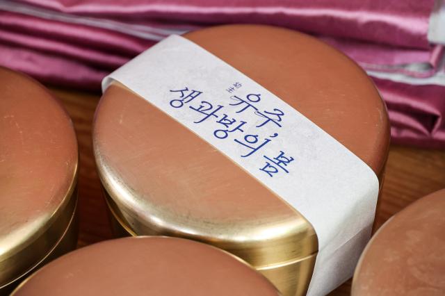 Participants take part in a royal cuisine experience during the special program “Yuju Spring in the Saenggwabang” at the Saenggwabang kitchen inside Gyeongbokgung Palace in Seoul on April 29 2026 AJP Yoo Na-hyun 20260429

