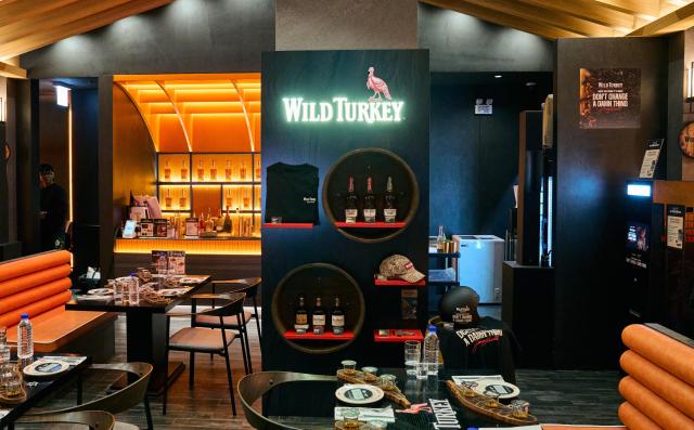 서울 성동구 성수동 문츠바베큐에 마련된 와일드 터키 팝업 스토어 ‘켄터리 인 서울’ 매장 전경 사진캄파리코리아