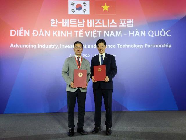 Phó Chủ tịch EPMA Vũ Minh Lý  Chủ tịch KOVECA Kwon Sung-taek đã ký Biên bản ghi nhớ tại Diễn đàn Kinh tế Việt-Hàn