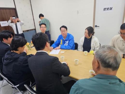 [6·3 지방선거] 정명근 화성시장 예비후보, 화성 상권 활성화 간담회…상인의 날 축제 검토