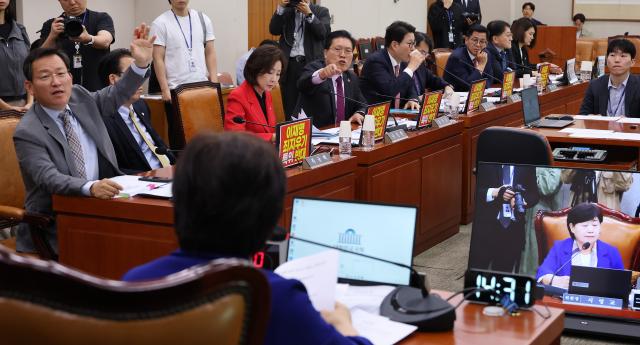 30일 국회에서 열린 윤석열정권 정치검찰 조작기소 의혹 사건 진상규명 국정조사특별위원회 전체회의에서 국민의힘 소속 위원들이 서영교 국조특위 위원장에게 항의하고 있다 사진연합뉴스