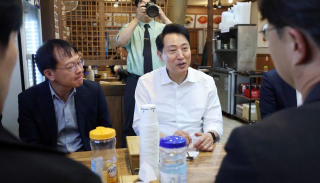 오세훈 국민의힘 서울시장 후보가 30일 서울 구로구의 한 식당에서 열린 오세훈이 응원합니다-서울 직장인편에서 참석자와 대화하고 있다 사진연합뉴스