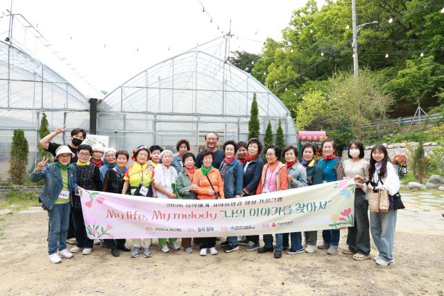 30일 경북 칠곡군 일대에서 열린 나의 이야기를 찾아서 프로그램에 참여한 달서구노인종합복지관 어르신들과 관계자들이 환한 미소를 지으며 기념 촬영을 하고 있다사진달서구노인종합복지관
