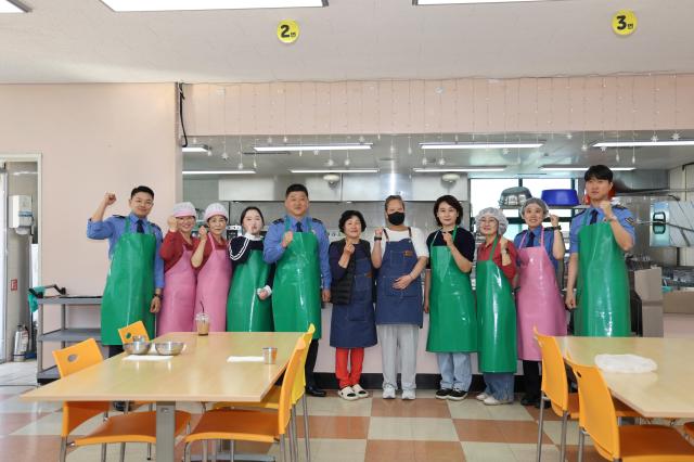 강릉해경이 30일부터 강릉시 장애인종합복지관에서 정책자문위원회와 함께 무료급식 나눔 봉사활동을 월 1회 정기적으로 추진한다 사진강릉 해경