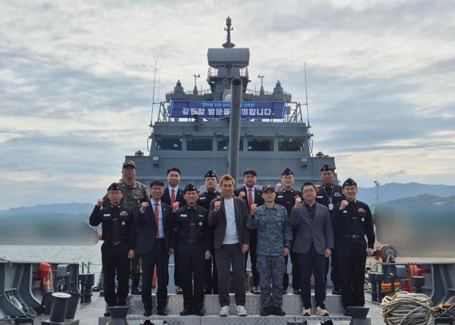 해군 제1함대사령부이하 1함대가 30일 동해 군항지구에 정박 중인 강원함에서 강원FC와 ‘1st Fleet  Great Union’ 업무협약을 체결했다 사진해군1함대