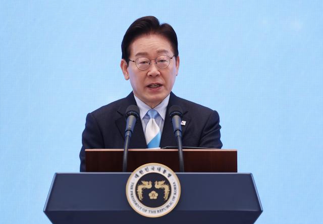 Lee calls for end to pro-labor vs. pro-business divide