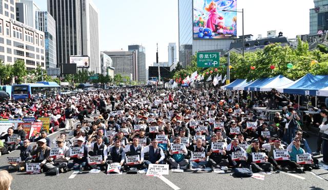 1일 서울 종로구 동화면세점 앞에서 열린 2026 세계노동절대회에 참석한 전국민주노동조합총연맹 조합원들이 구호를 외치고 있다 사진연합뉴스