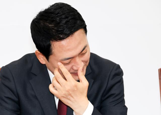 장동혁 국민의힘 대표가 지난달 30일 국회에서 열린 최고위원회의에서 잠시 생각에 잠겨 있다 사진연합뉴스