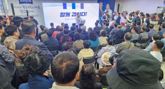 조국혁신당 박홍률 목포시장 예비후보가 선거사무소 개소식을 열고 목포도약과 민주주의 성지 회복을 강조했다사진박홍률 선거사무소