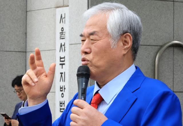 서울서부지법 난동 사태 배후로 지목돼 구속기소 뒤 보석으로 풀려난 전광훈 사랑제일교회 목사가 지난달 17일 마포구 서울서부지법에서 열린 재판에 출석하며 발언하고 있다 사진연합뉴스