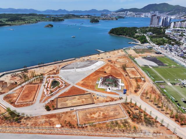 지난달 24일 전남 여수시 돌산읍 진모지구에서 오는 9월 개막하는 2026 여수 세계섬박람회 주 행사장 조성 공사가 펼쳐지고 있다 사진연합뉴스