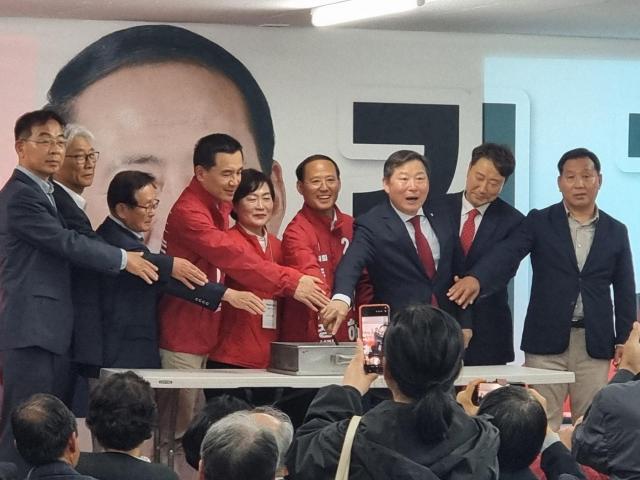 승리를 기원하는 퍼포먼스를 펼치고 주요 인사들과 함께 기념떡 절단식을 진행하고 있다 사진이동원 기자