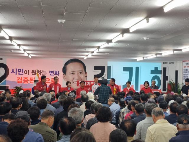 행사장을 가득 메운 지지자까지 포함하면 500여 명이 운집해 사실상 대규모 출정식 분위기를 연출하고 있다 사진이동원 기자