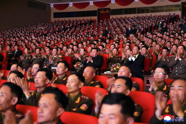 김정은 북한 국무위원장이 지난 28일 국방성 중앙군악단 창립 80주년 기념연주회를 관람했다고 조선중앙통신이 지난달 29일 보도했다 사진연합뉴스