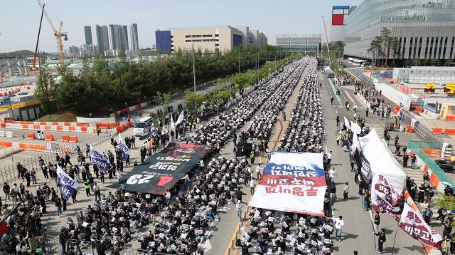 지난달 23일 경기도 평택시 삼성전자 평택캠퍼스 앞에서 열린 삼성전자 노동조합 공동투쟁본부의 투명하게 바꾸고 상한폐지 실현하자-423 투쟁 결의대회에서 조합원들이 구호를 외치고 있다 사진연합뉴스