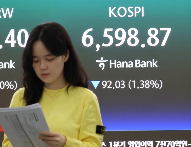 지난달 30일 서울 중구 하나은행 본점 딜링룸에 지수가 표시되고 있다 이날 코스피는 9203p138 내린 659887로 장을 마쳤다 사진연합뉴스