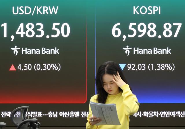 지난 30일 서울 중구 하나은행 본점 딜링룸에 지수가 표시되고 있다 이날 코스피는 9203포인트138 내린 659887로 장을 마쳤다 사진연합뉴스