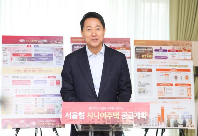 오세훈 서울시장이 27일 서울 성북구 노블레스타워 시니어 주택을 찾아 현장 점검을 한 뒤 취재진 질문에 답하고 있다 사진연합뉴스