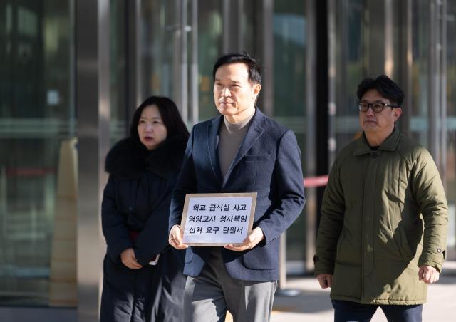 임태희 경기도교육감이 지난 1월 수원지검 앞에서 급식실 안전사고로 송치된 영양교사에 대한 선처를 요구하는 탄원서를 제출하고 있다 사진임태희 후보