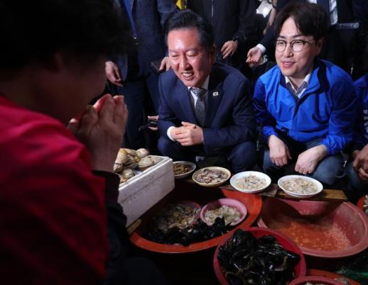  정청래, 부산서 하정우 지원 사격…깜짝 삼행시 짓기도