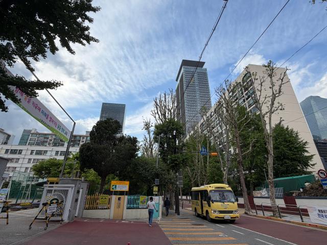 미성아파트 단지 옆에는 서울윤중초등학교와 윤중중학교가 위치해 있다 사진이은별 기자
