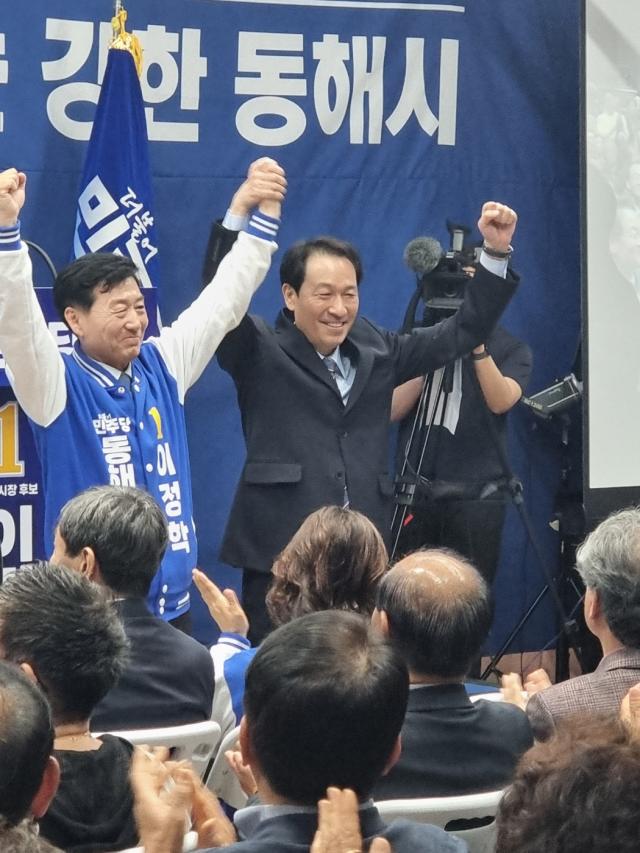 이정학 동해시장 후보왼쪽가 우상호 더불어민주당 강원특별자치도지사 후보오른쪽와 함께 승리를 다짐하고 있다 사진이동원 기자