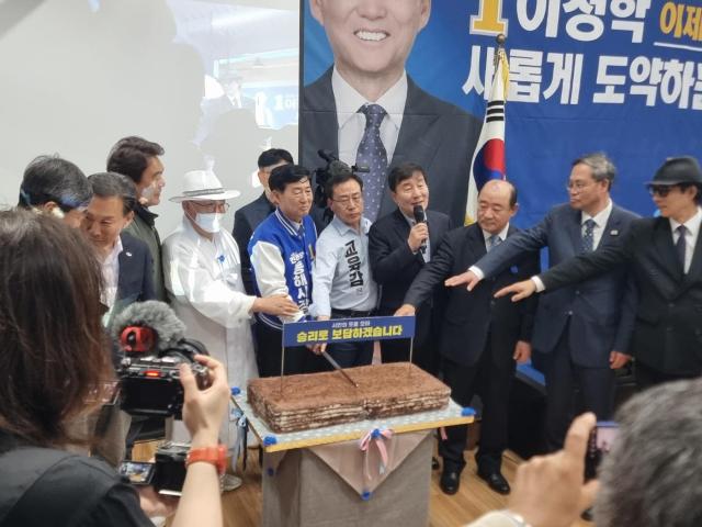 더불어민주당 이정학 동해시장 후보 사무실 개소식에서 떡 절단식을 진행하고 있다 사진이동원 기자