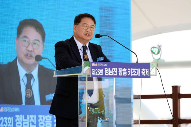 노영환 장흥군수 권한대행이 정남진 장흥 키조개축제 개막식에서 인사말을 하고 있다사진장흥군