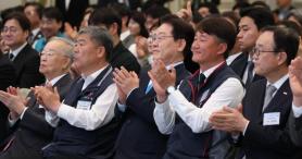 Lee Jae-myung’s approval rating slips to 59.5% after two-week decline, Realmeter says