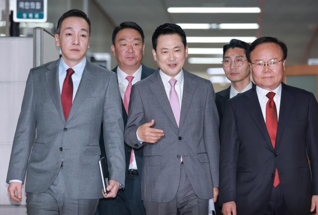 장동혁 국민의힘 대표가 4일 국회에서 열린 최고위원회의에 참석하기 위해 김민수·김재원 최고위원과 회의실로 향하고 있다사진연합뉴스