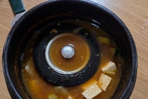된장찌개에 싱크대 뚜껑이 풍덩…업주 배 아프면 청구해