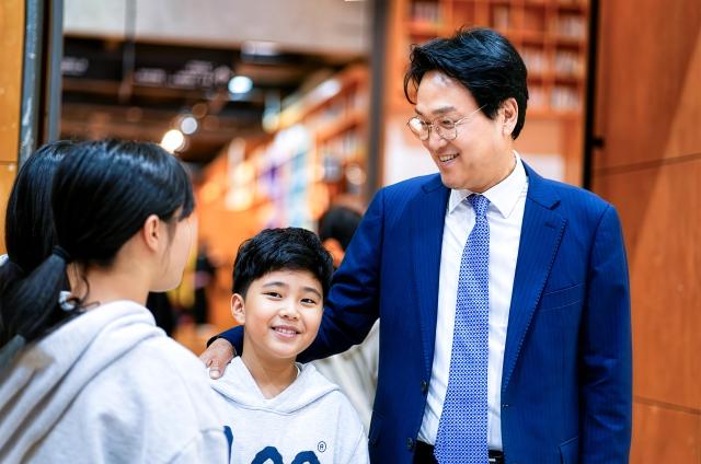 안민석 경기도교육감 예비후보가 3일 파주출판도시 일원에서 열린 ‘어린이책잔치’에서 학생들과 대화를 나누고 있다 사진안민석 경기도교육감 민주·진보 단일후보 ‘안심캠프’