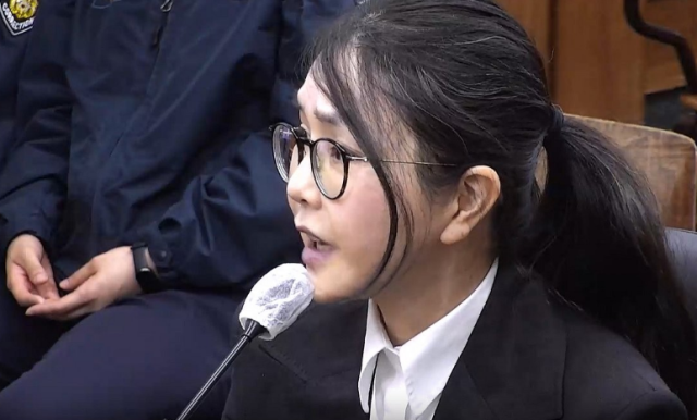 김건희 여사가 지난달 13일 서울 서초구 서울중앙지법 형사합의33부이진관 부장판사 심리로 열린 박성재 전 법무부 장관의 내란 중요임무 종사 혐의 사건의 속행 공판에 증인으로 출석해 증언하고 있다 사진서울중앙지법