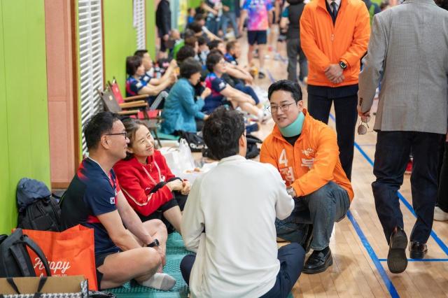 정이한 개혁신당 부산시장 예비후보가 목 보호대를 착용한 채 시민들과 대화를 나누고 있다.[사진=정이한 예비후보 캠프]