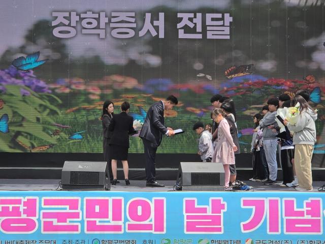 제48회 함평군민의 날 기념식이 제28회 함평나비대축제와 함께 4일 오전 함평엑스포공원 나비축제 주무대에서 열린 가운데 오민수 번영회장이 장학금을 수여하고 있다사진김옥현 기자