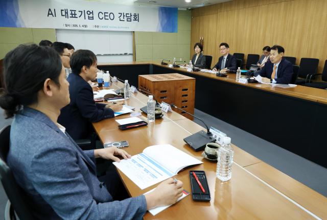 AI 대표기업 CEO 대상 간담회에 참석한 정은보 한국거래소 이사장이 인삿말을 하고 있다 사진한국거래소 제공