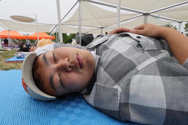 Joonha Yoo a journalist of AJU Press is partaking in a  2026 Han River Napping Championship held at Mulbit Plaza in Yeouido Hangang Park Yeongdeungpo-gu Seoul May 2 2026 AJP Han Jun-gu