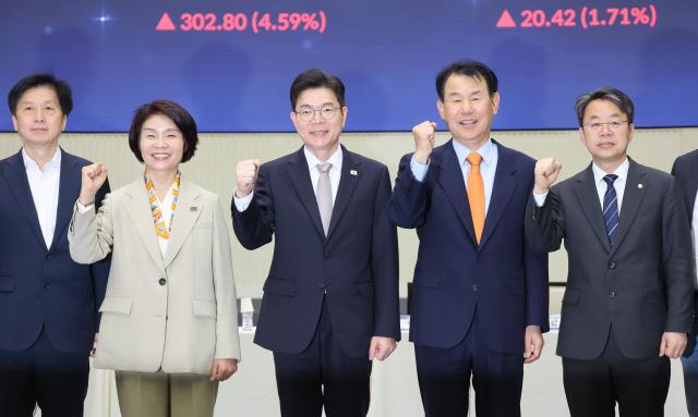 鄭元梧 ソウル市長候補が4日、韓国取引所で記念撮影