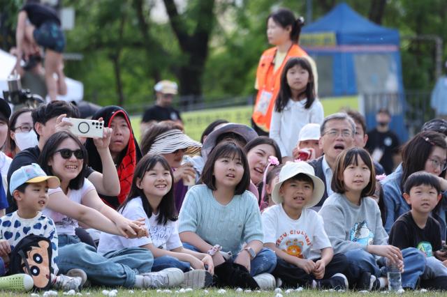Visitors watch a performance at the Seoul Circus Festival held at Nodeul Island in Yongsan-gu Seoul May 4 2026 AJP Han Jun-gu