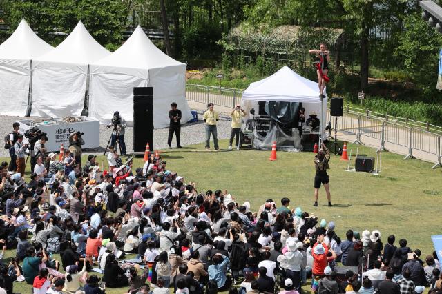 Visitors watch a performance at the Seoul Circus Festival held at Nodeul Island in Yongsan-gu Seoul May 4 2026 AJP Han Jun-gu