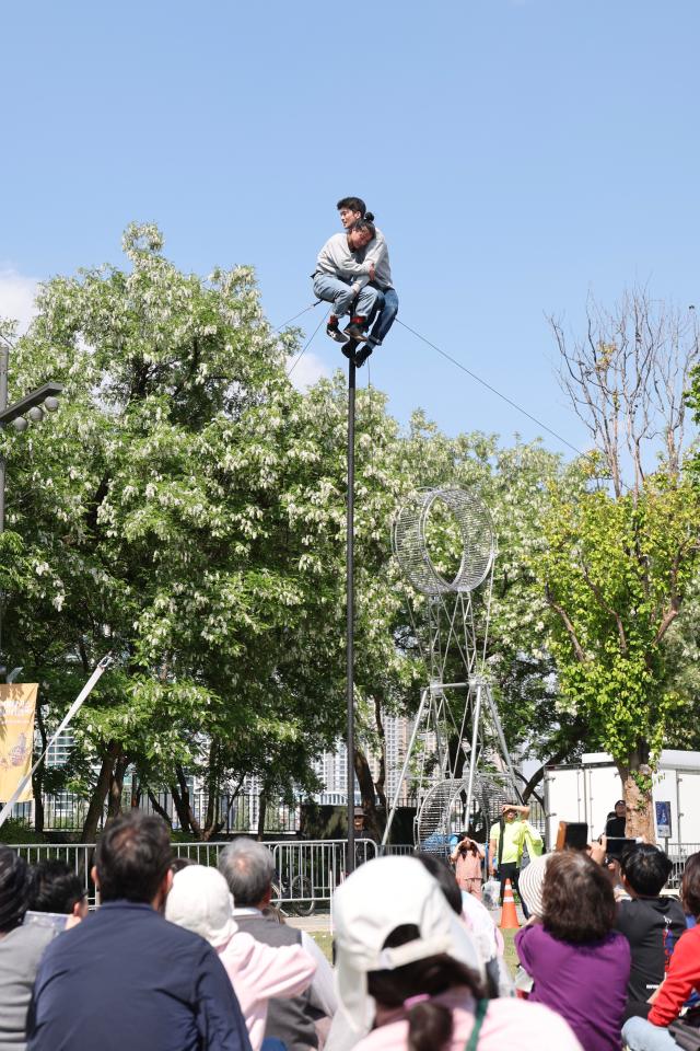 Visitors watch a performance at the Seoul Circus Festival held at Nodeul Island in Yongsan-gu Seoul May 4 2026 AJP Han Jun-gu