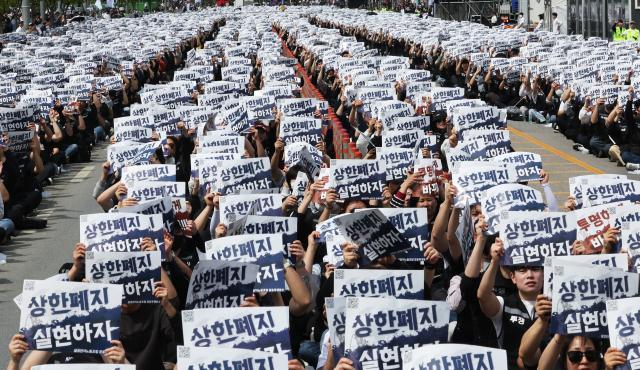 경기도 평택시 삼성전자 평택캠퍼스 앞에서 열린 삼성전자 노동조합 공동투쟁본부의 투명하게 바꾸고 상한폐지 실현하자-투쟁 결의대회에서 조합원들이 구호를 외치고 있다사진연합뉴스