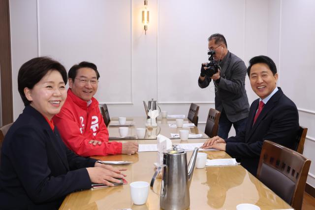 People Power Party candidates Yang Hyang-ja for Gyeonggi governor L Yoo Jeong-bok for Incheon mayor C and Oh Se-hoon for Seoul mayor R meet at the National Assembly Members’ Office Building on May 4 2026 to discuss joint campaign strategies for the greater Seoul area Yonhap 