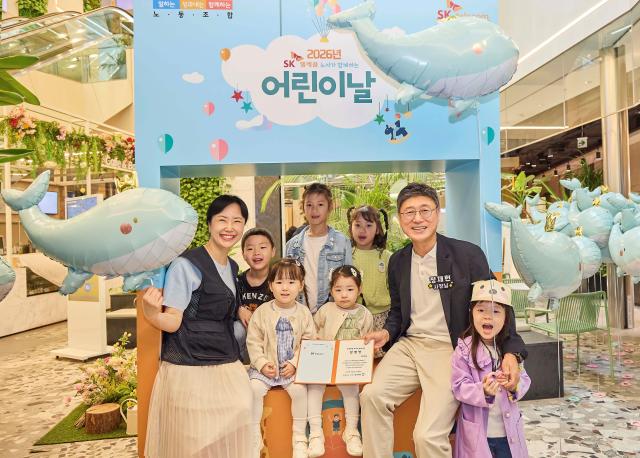 정재헌 CEO사진 오른쪽 두번째와 전환희 노조위원장사진 왼쪽이 구성원 자녀들과 기념 촬영을 하고 있는 모습사진SKT