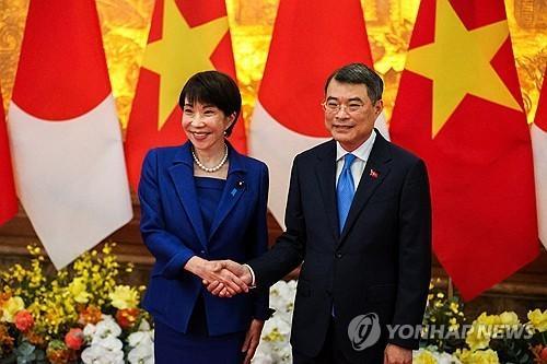 Thủ tướng Nhật Bản Sanae Takaichi bên trái bắt tay Thủ tướng Việt Nam Lê Minh Hưng
Yonhap News Agency – ảnh tư liệu Không được tái phân phối và sử dụng trong cơ sở dữ liệu