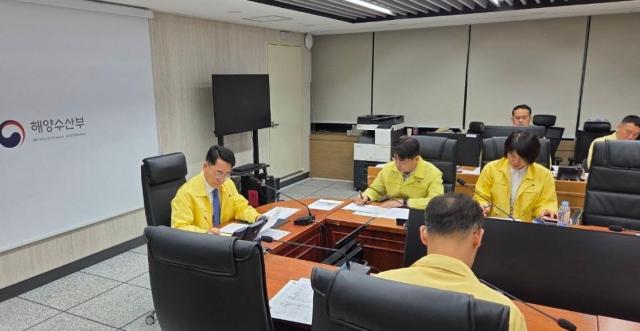 Oceans Minister Hwang Jong-woo convenes an emergency meeting to review the situation after an explosion and fire on the HMM NAMU cargo ship on May 4. Photo: Ministry of Oceans and Fisheries
