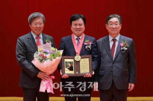 [포토] 곽영길 아주뉴스코퍼레이션 회장, 자랑스러운 고대인상 수상