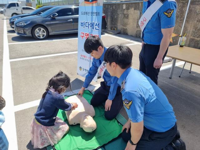 현장에서 응급처치 요령과 심폐소생술CPR 교육이 진행되고 있다 사진이동원 기자